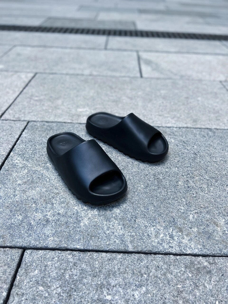 Капці жіночі Kanye West x Adidas Yeezy Slide Resin Core Black / FX0495 (Розмір:39) від компанії Інтернет магазин "Airpac" - фото 1