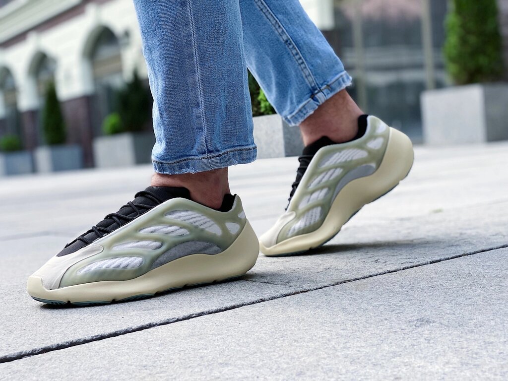 Кросівки чоловічі Adidas Yeezy 700 V3 "Azael" / FW4980 (Розміри:41,42) від компанії Інтернет магазин "Airpac" - фото 1