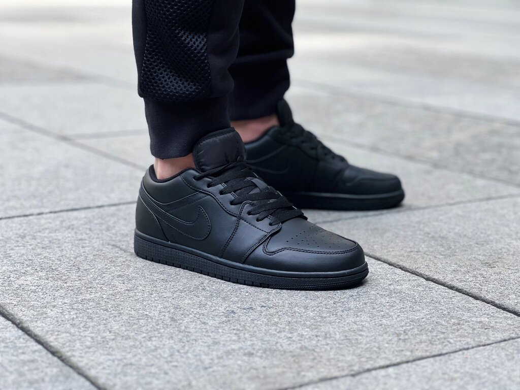 Кросівки чоловічі Air Jordan 1 Low "Triple Black" (2022) / 553558-093 від компанії Інтернет магазин "Airpac" - фото 1