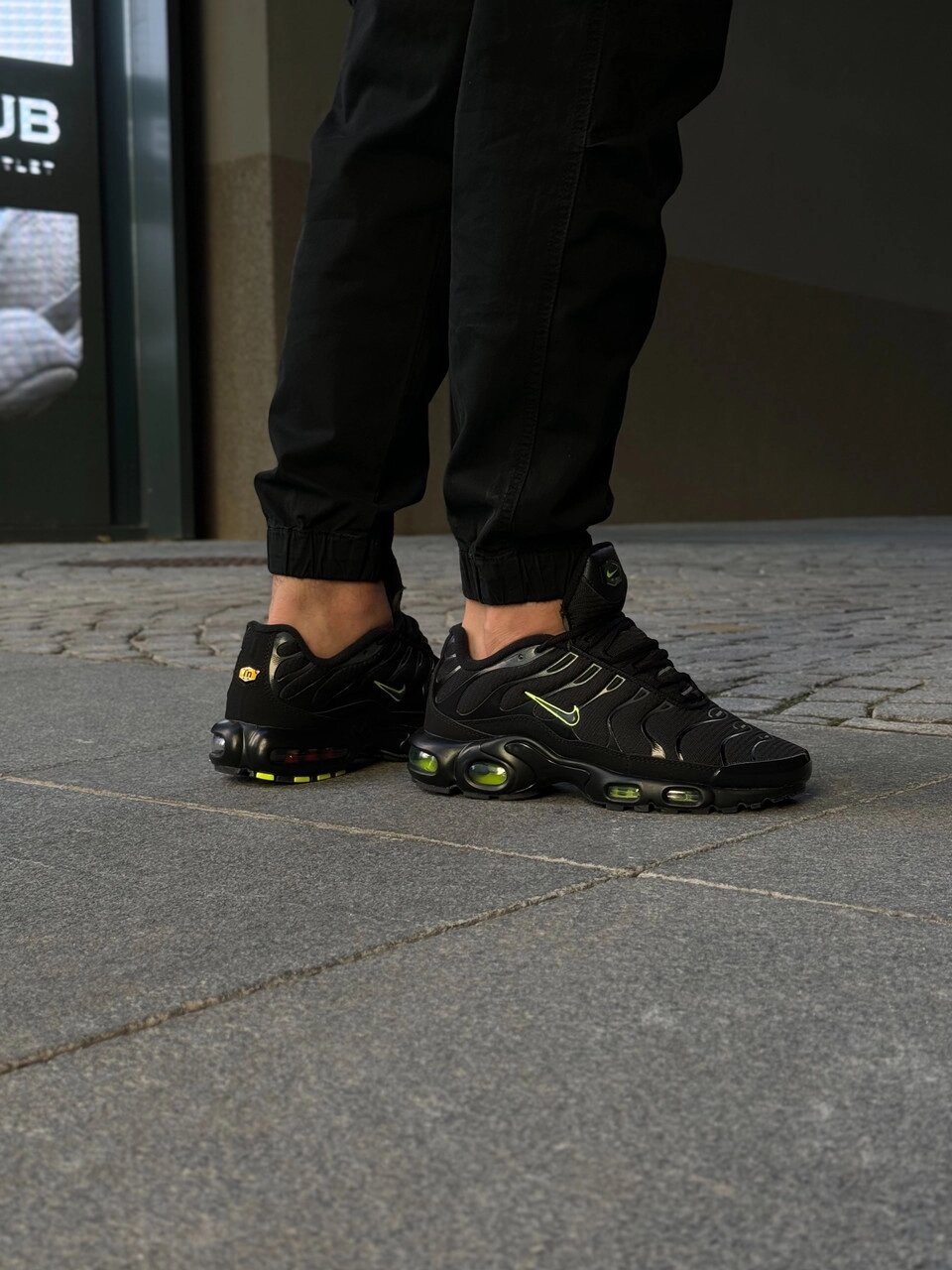 Кросівки чоловічі Nike Air Max Plus "Black/Volt"/FQ2399-001 від компанії Інтернет магазин "Airpac" - фото 1