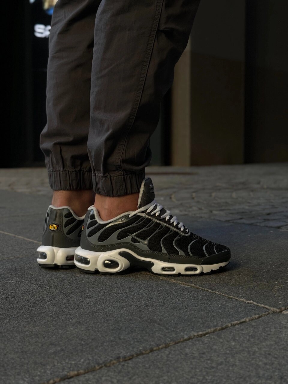 Кросівки чоловічі Nike Air Max Plus Se Grey / DZ2655-001 від компанії Інтернет магазин "Airpac" - фото 1