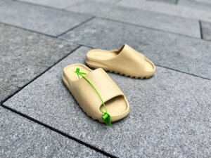 Тапочки жіночих Kanye West x Adidas Yeezy Slide Desert Sand / FW6344 (Розмір:39)