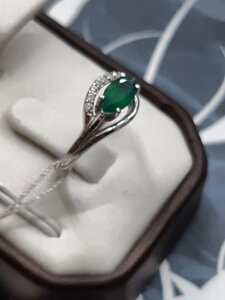 Срібний перстень в родії з вставкою зелений агат і цирконій 17р