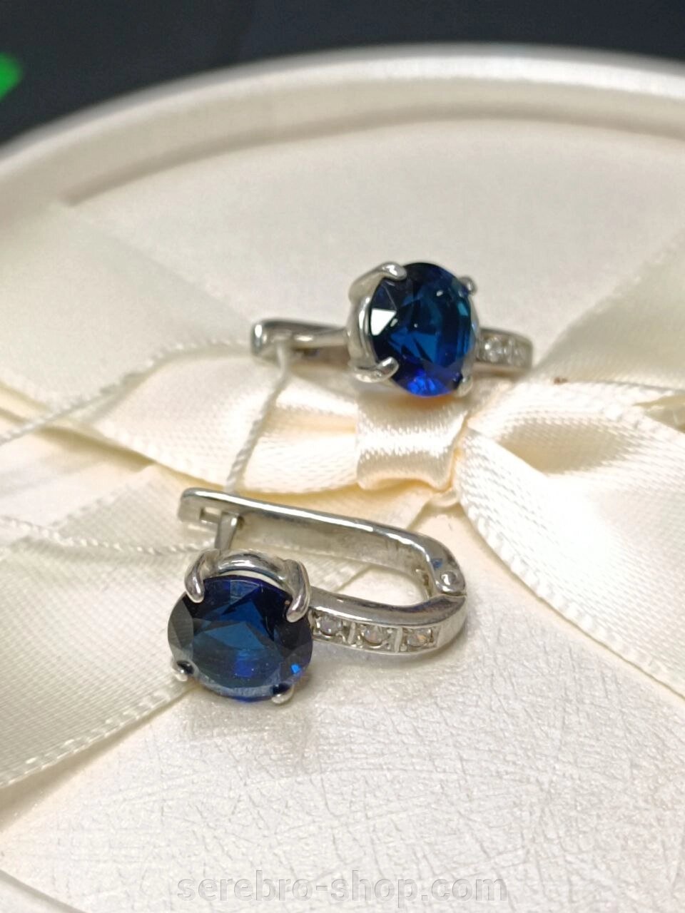 Срібні сережки класика з сапфіром ім. від компанії Serebro-shop - фото 1