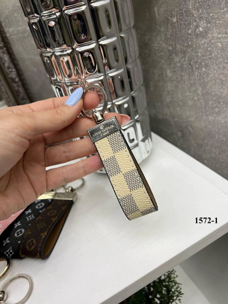Беж клітинка - стильний брендований брелок для ключів, фурнітура метал з фірмовим лого (1572) від компанії Shock km ua - фото 1