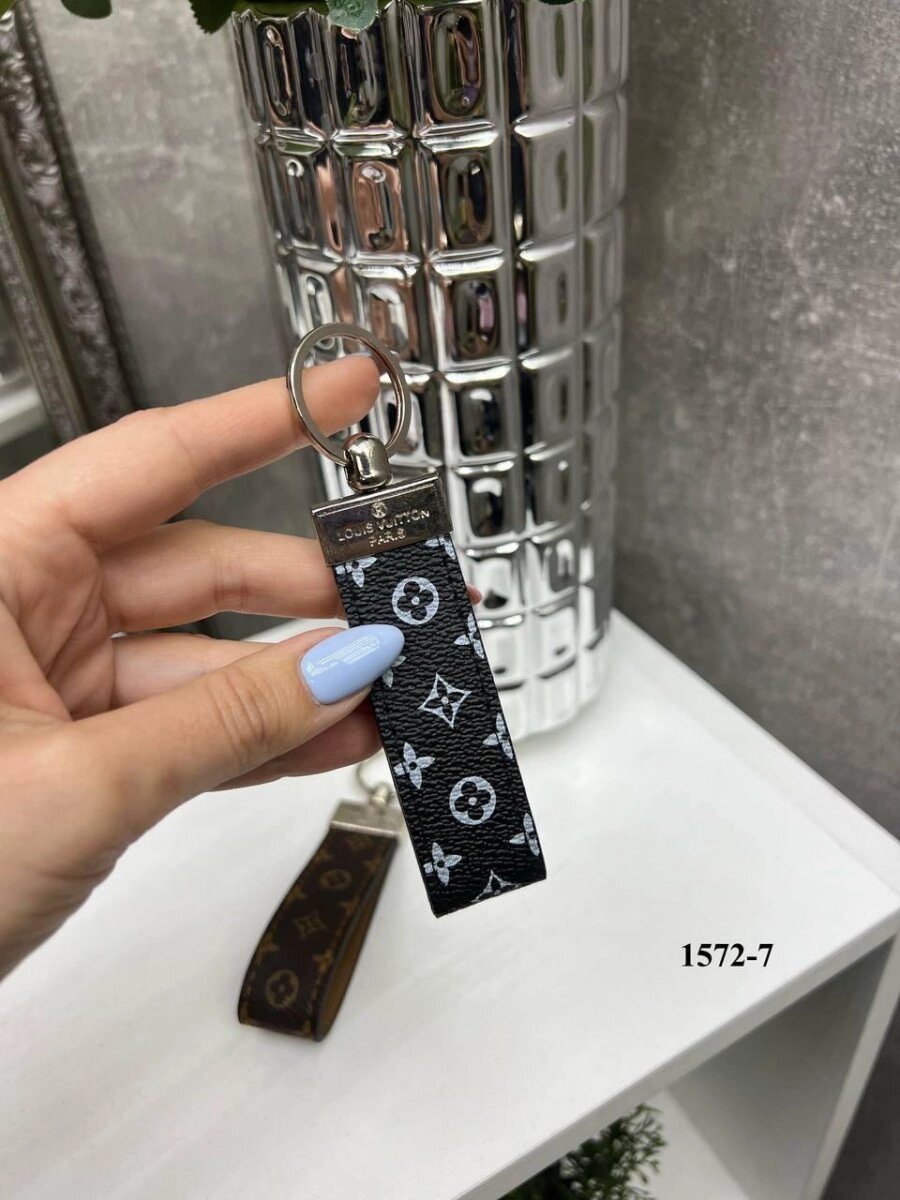 Чорний (білі літери) - стильний брендований брелок для ключів, фурнітура метал з фірмовим лого (1572) від компанії Shock km ua - фото 1