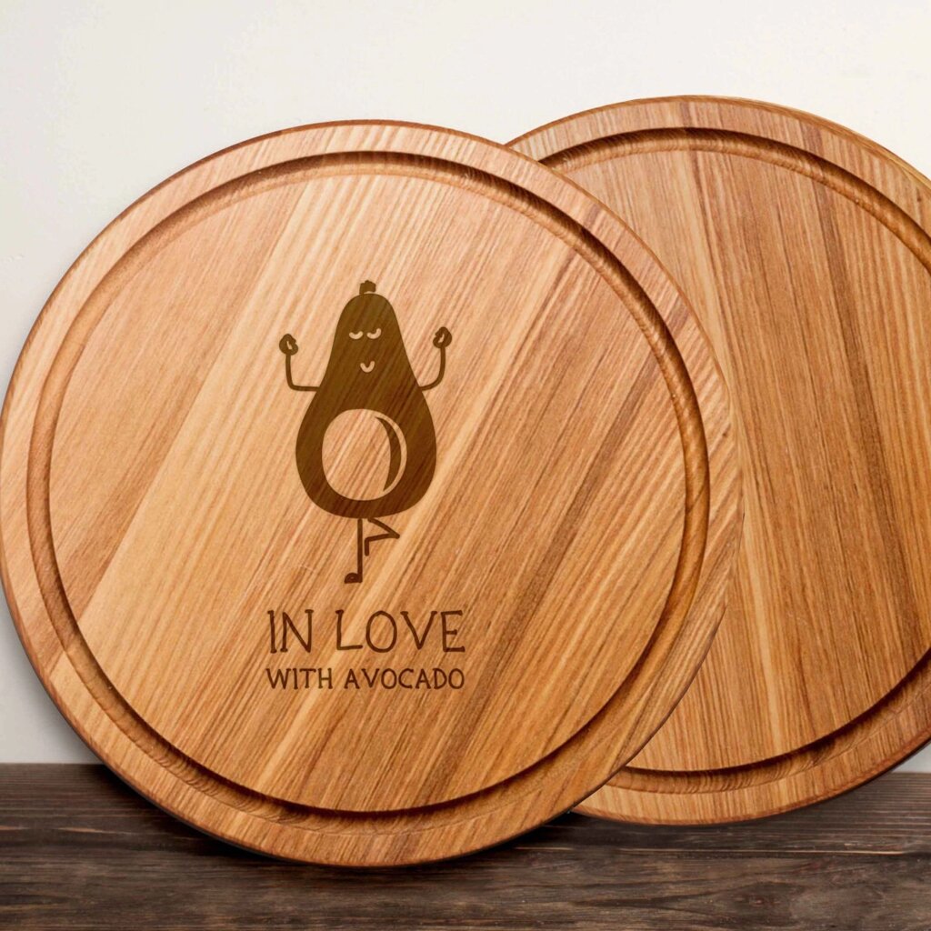 Дошка для нарізки "In love with avocado", 25 см, англійська від компанії Shock km ua - фото 1