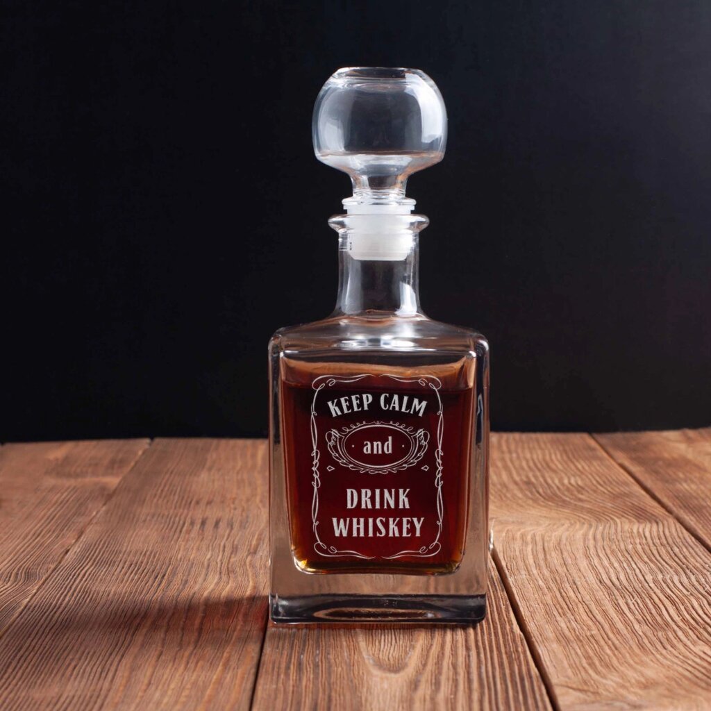 Графін "Keep calm and drink whiskey", англійська, Дерев'яна подарункова коробка з гравіюванням від компанії Shock km ua - фото 1