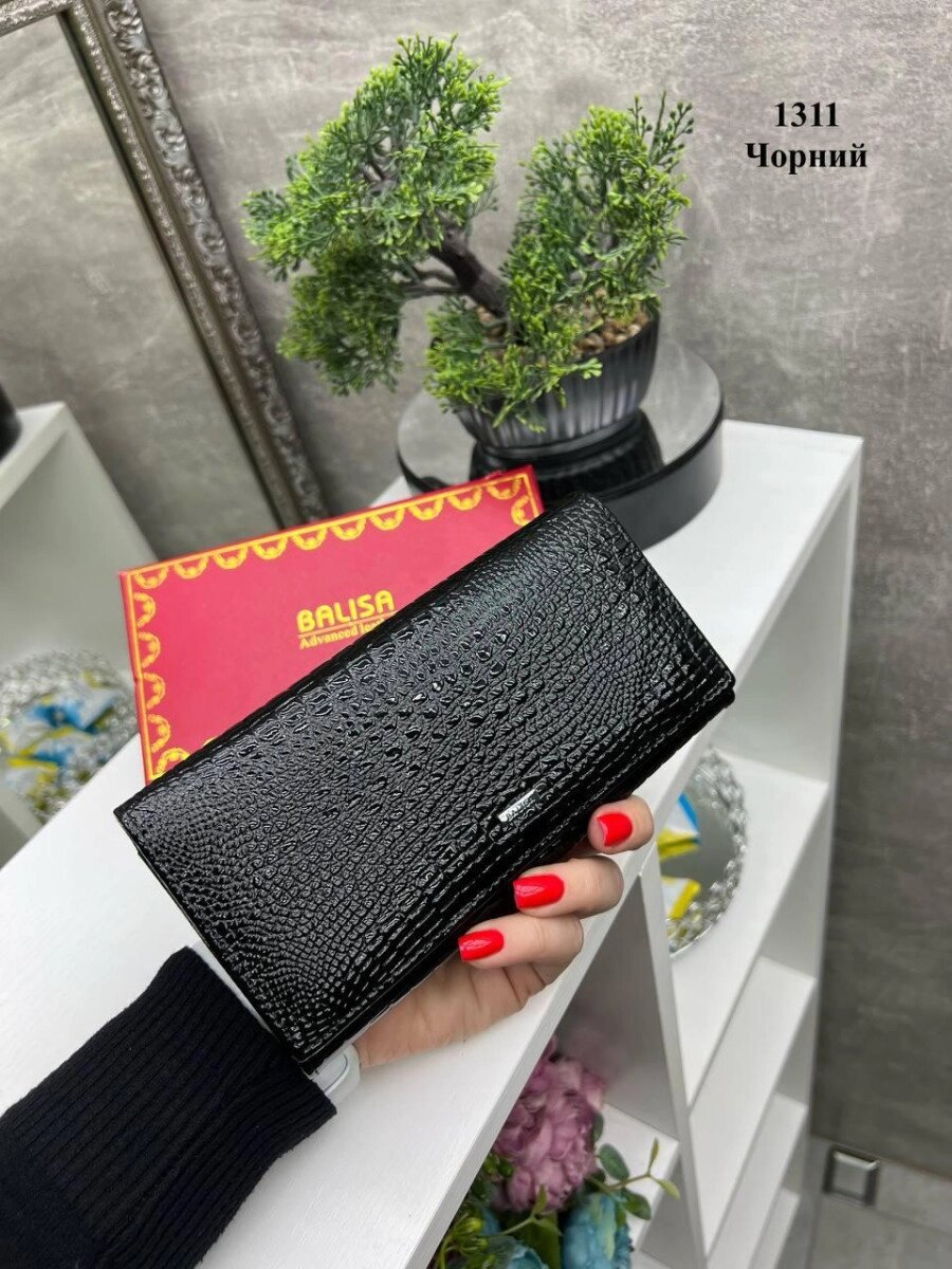 Натуральна шкіра. Чорний жіночий гаманець на кнопці, зверху - лак, 18х9 см (1311) від компанії Shock km ua - фото 1