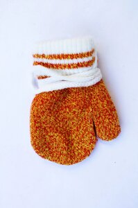 Дитяча рукавичка на мотузочці помаранчева для самих маленьких