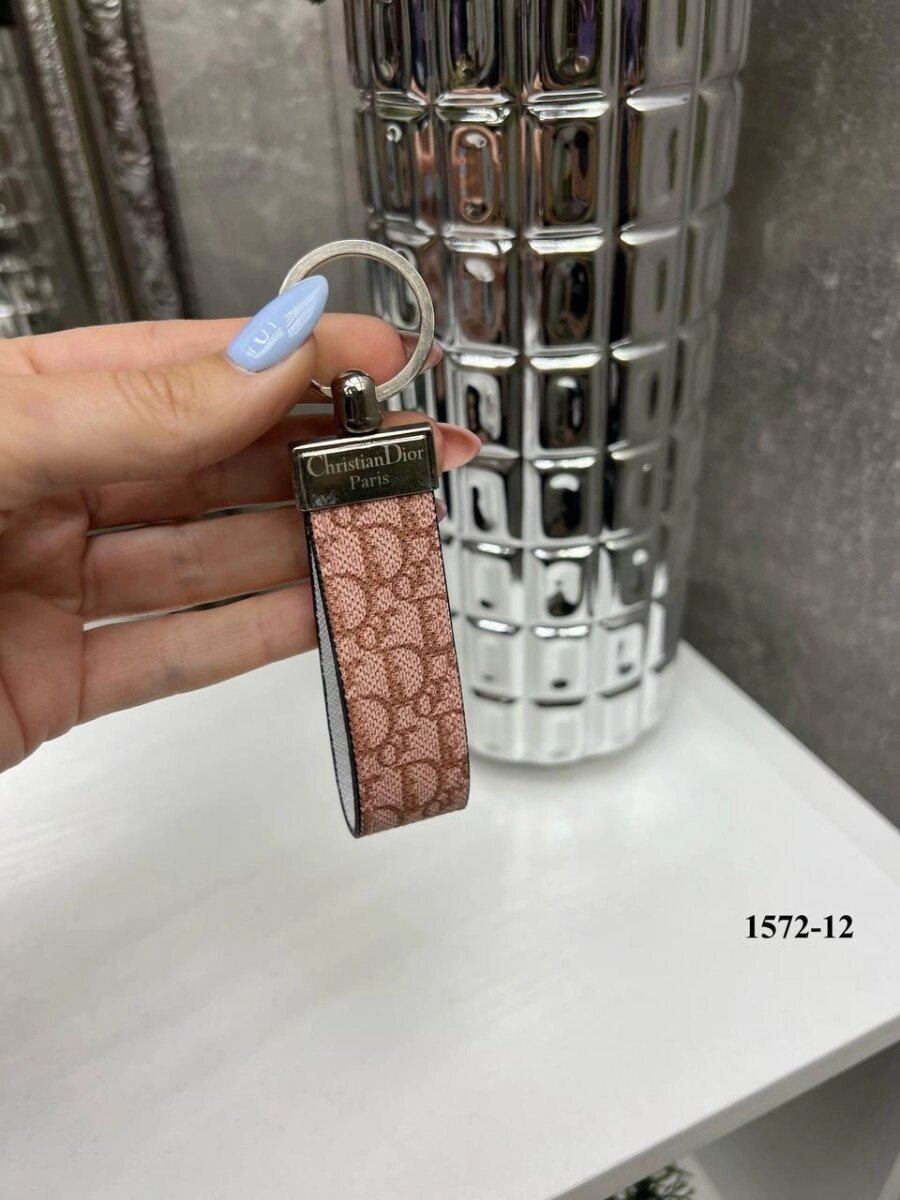 Рожевий D - стильний брендований брелок для ключів, фурнітура метал з фірмовим лого (1572) від компанії Shock km ua - фото 1