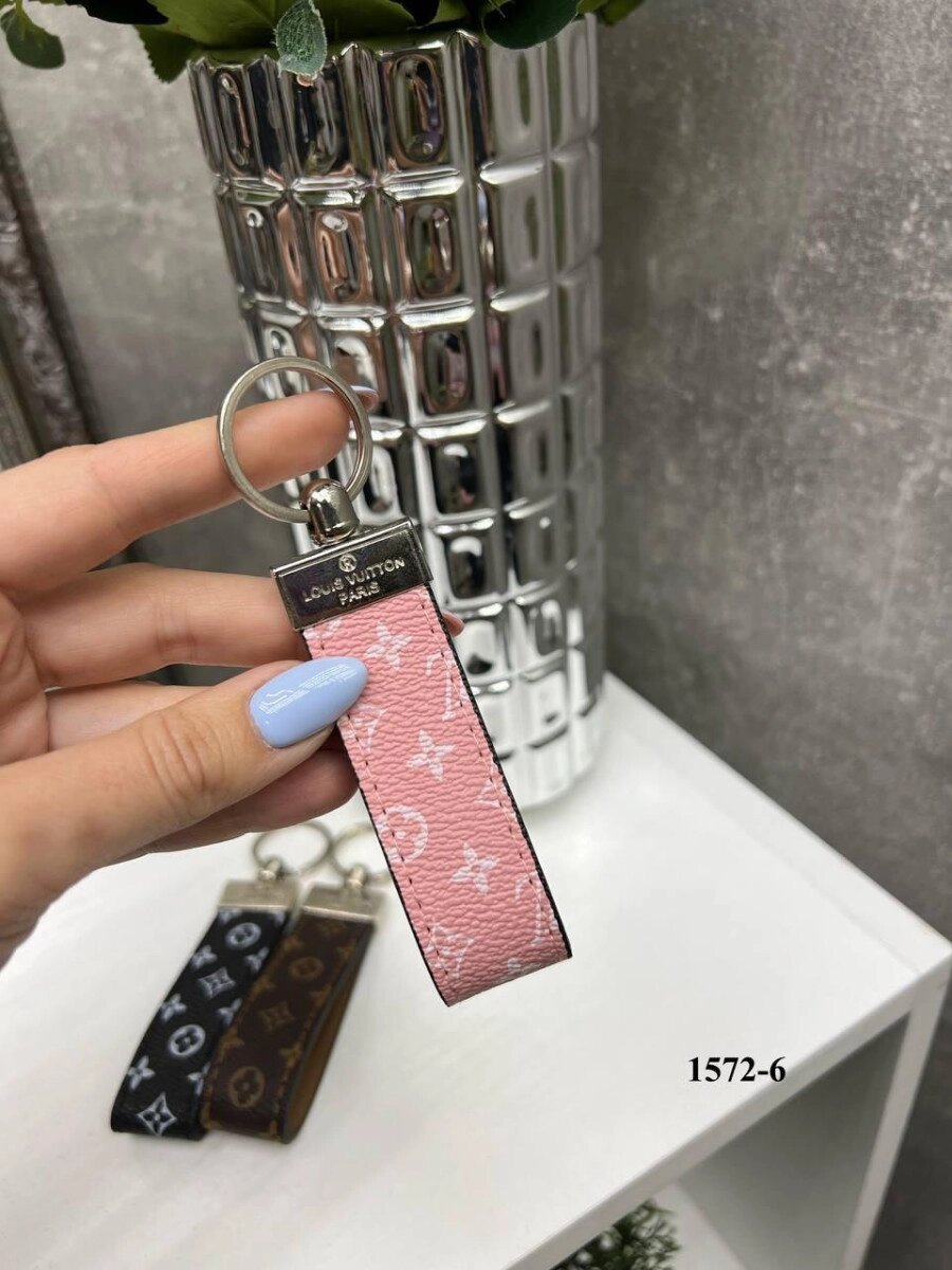Рожевий - стильний брендований брелок для ключів, фурнітура метал з фірмовим лого (1572) від компанії Shock km ua - фото 1