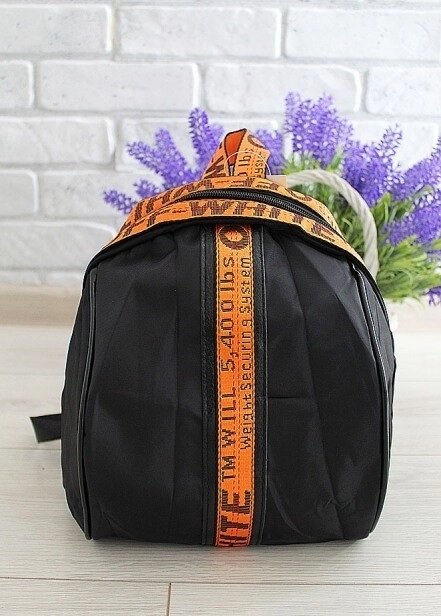 Рюкзак чорний плащівка з помаранчевими вставками код 7-936 від компанії Shock km ua - фото 1