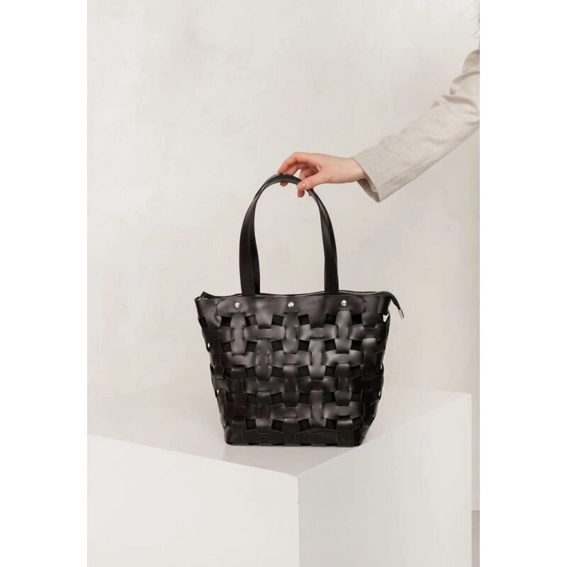 Шкіряна плетена жіноча сумка Пазл L вугільно-чорна від компанії Shock km ua - фото 1