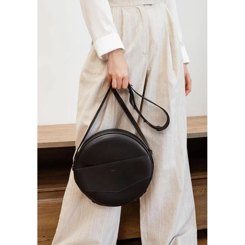 Шкіряна жіноча кругла сумка-рюкзак Maxi чорна від компанії Shock km ua - фото 1