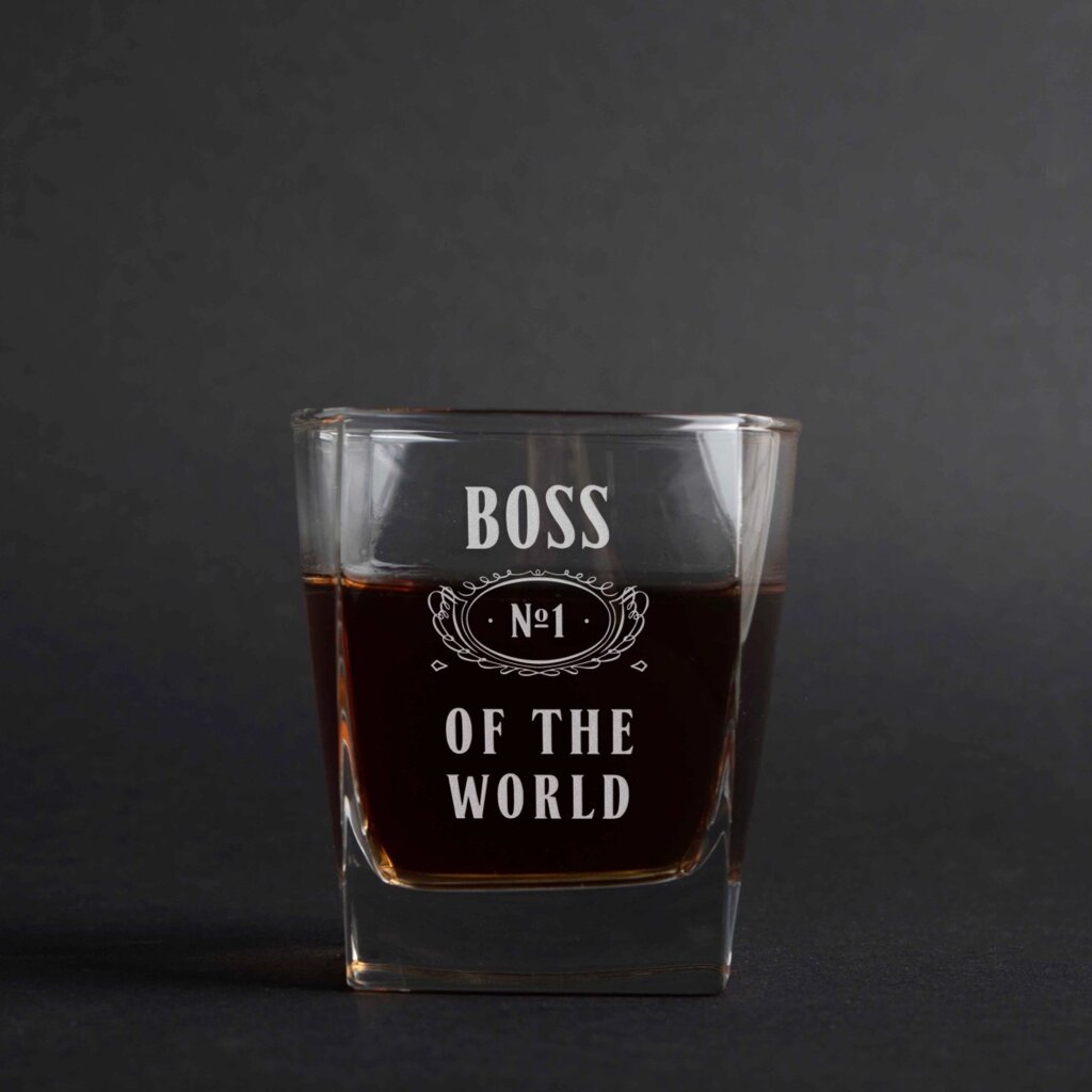 Склянка для віскі "Boss №1 of the world", англійська, Дерев'яна подарункова коробка з гравіюванням від компанії Shock km ua - фото 1