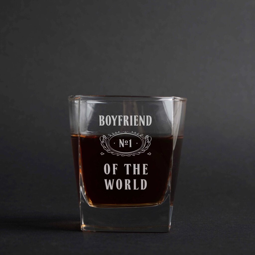 Склянка для віскі "Boyfriend №1 of the world", англійська, Дерев'яна подарункова коробка з гравіюванням від компанії Shock km ua - фото 1