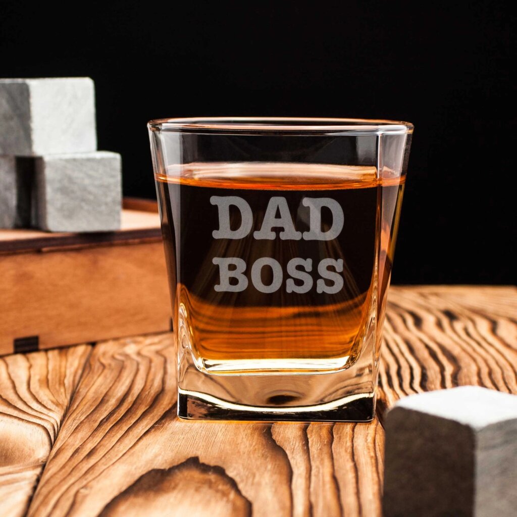Склянка для віскі "Dad Boss", англійська, Дерев'яна подарункова коробка з гравіюванням від компанії Shock km ua - фото 1