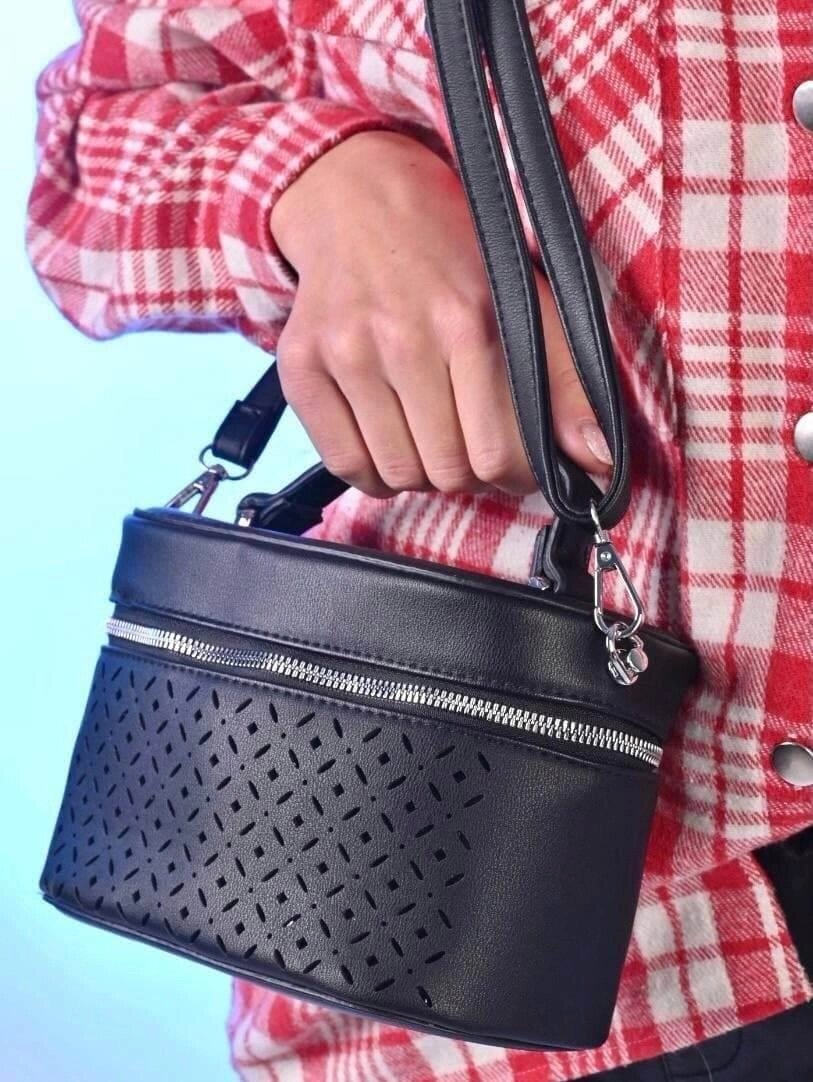 Женская черная сумка на длинном ремешке код 7-8091 від компанії Shock km ua - фото 1