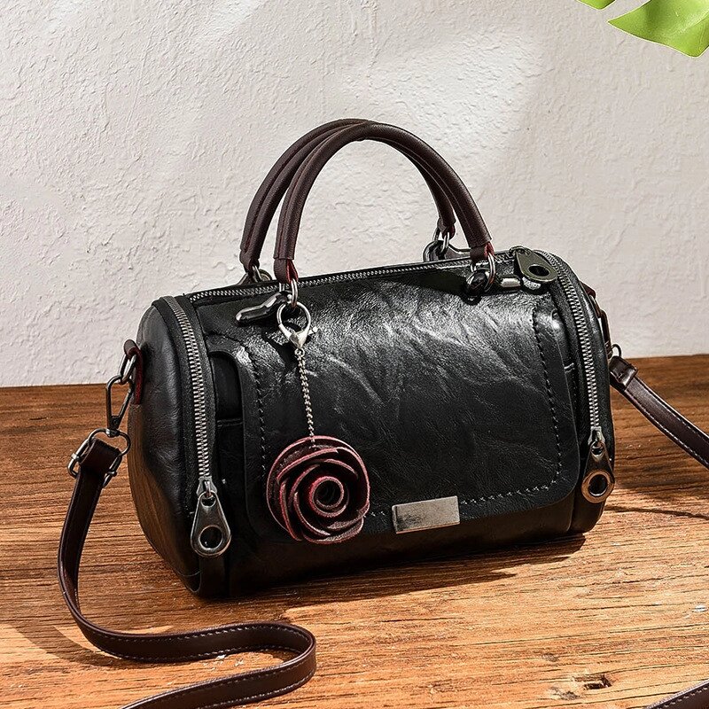 Жіноча чорна сумка з брелоком код 3-470 від компанії Shock km ua - фото 1