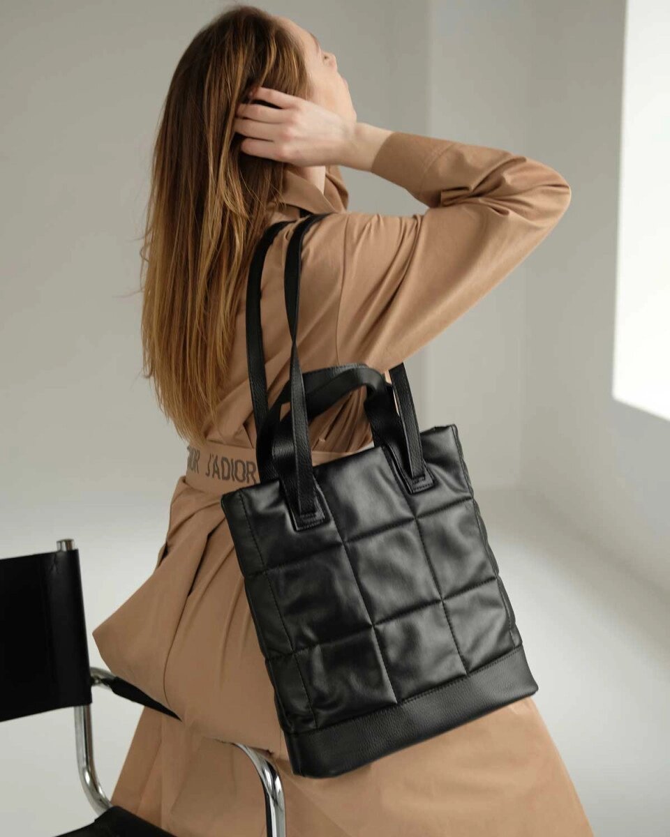 Жіноча сумка «Бруки» чорна стьобана від компанії Shock km ua - фото 1