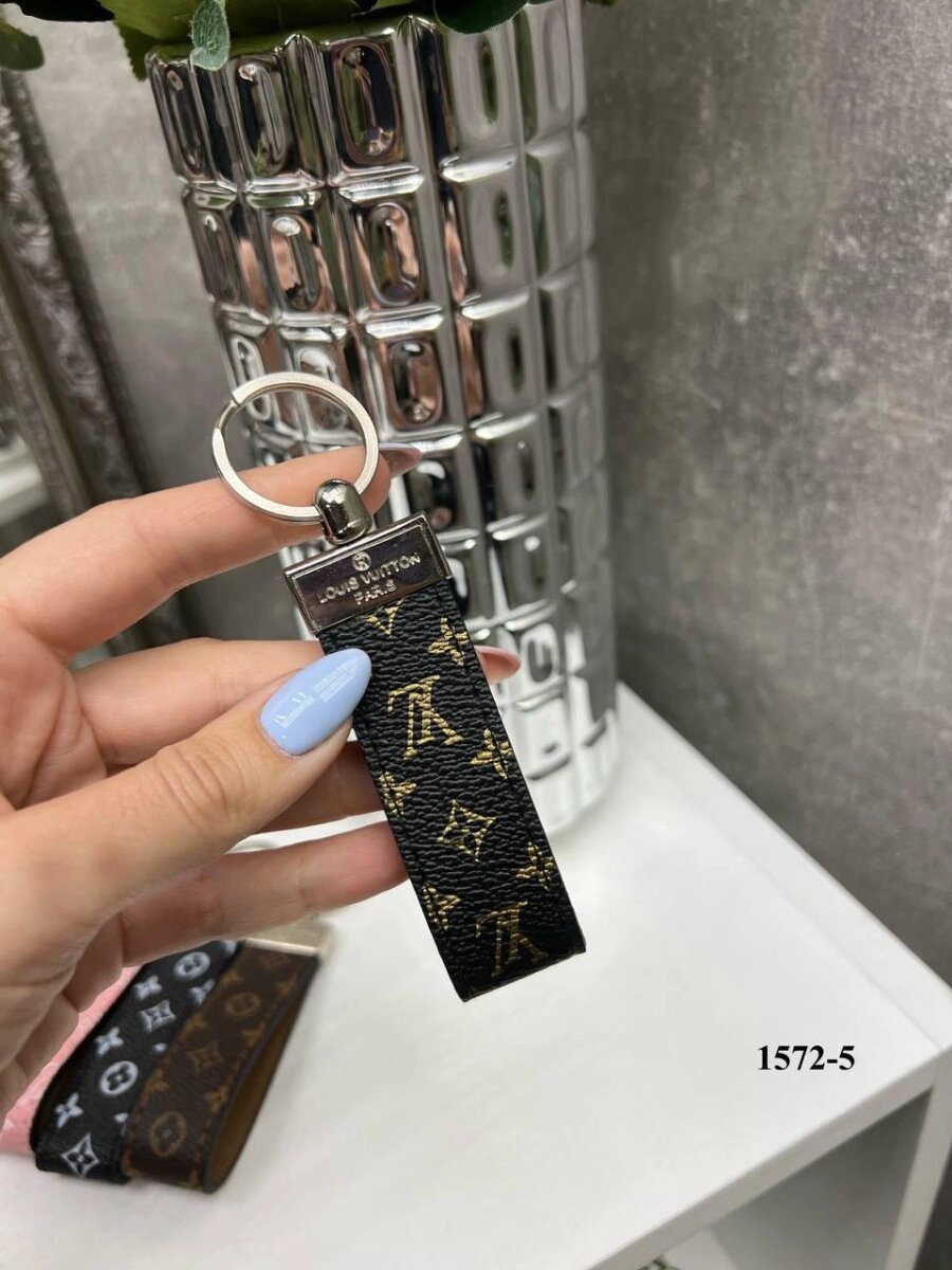 Золоті літери - стильний брендований брелок для ключів, фурнітура метал з фірмовим лого (1572) від компанії Shock km ua - фото 1
