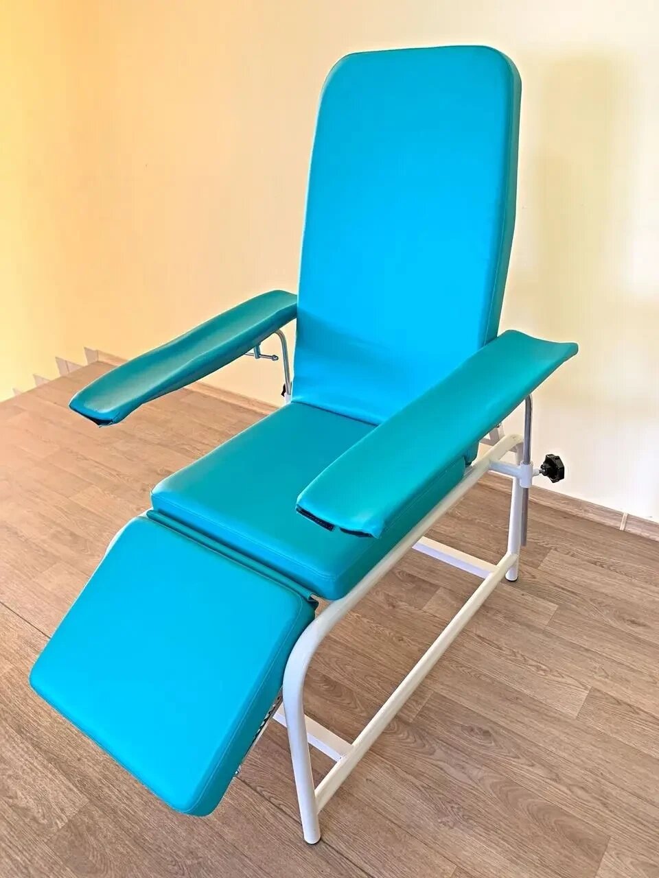 Крісло донорське для забору крові сорбційне АТОН КД-01 від компанії Медтехніка ZENET - Товари для здоров'я, затишку та комфорта - фото 1