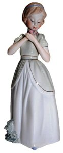 Статуетка дівчинка з порцеляни 110х300х100 мм