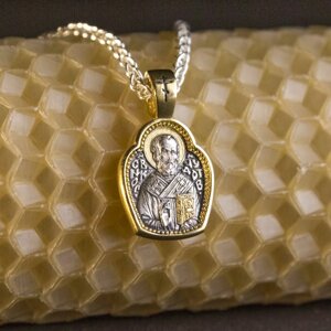Срібна підвіска з зображенням Святого Миколая Чудотворця з молитвою в позолоті
