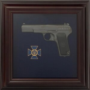 Подарунковий колаж "Пістолет ТТ і емблема СБУ"