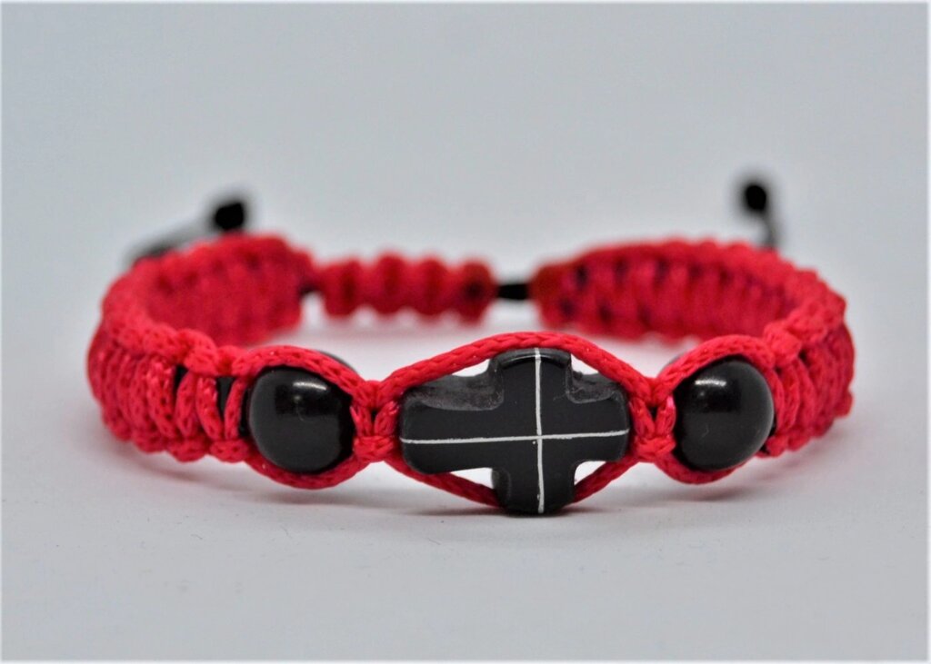 Плетений червоний браслет з молитвами від компанії Іконна лавка - фото 1