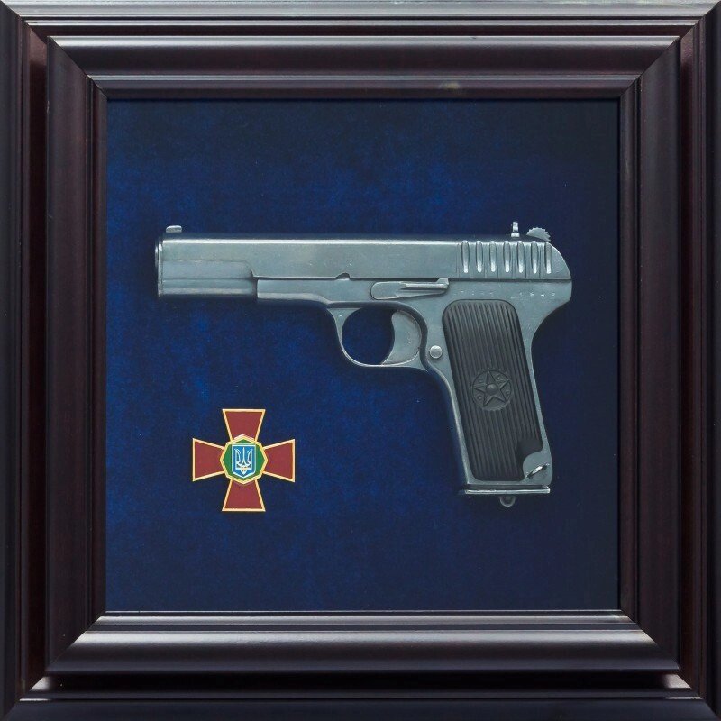 Подарунковий колаж "Пістолет ТТ і емблема Національної гвардії України" від компанії Іконна лавка - фото 1