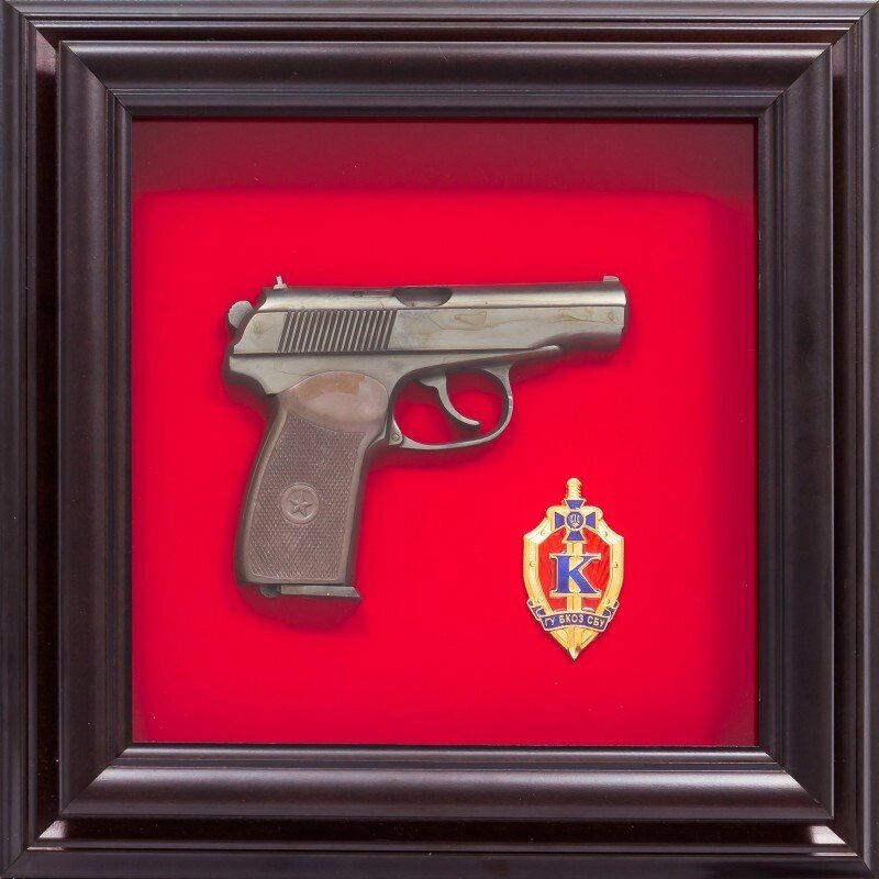 Подарунковий настінний колаж  "Пістолет Макарова та емблема БКОЗ СБУ" від компанії Іконна лавка - фото 1