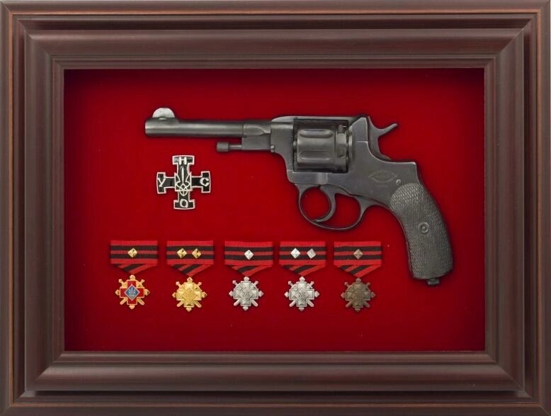 Подарунок "Револьвер і ордена" від компанії Іконна лавка - фото 1