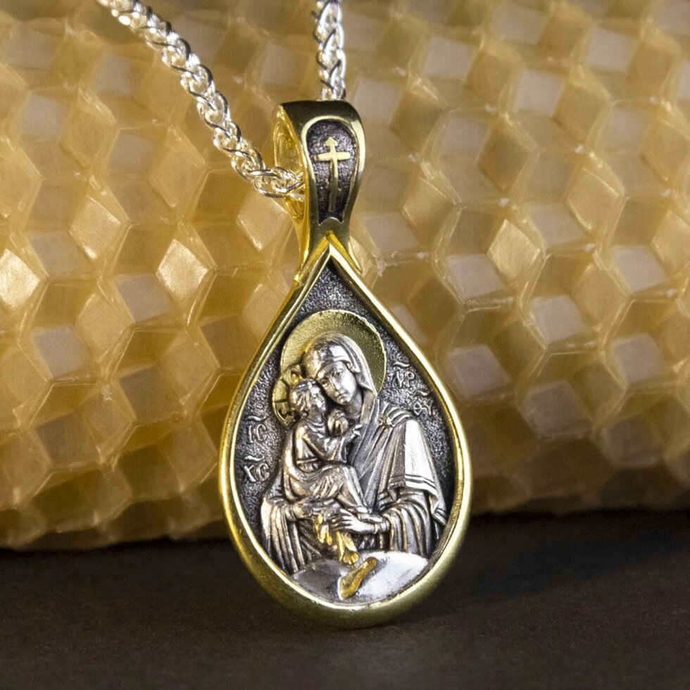 Срібна підвіска з зображенням Богородиці Почаївської в позолоті з молитвою від компанії Іконна лавка - фото 1