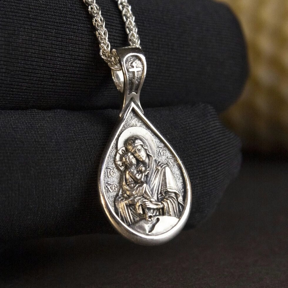 Срібна підвіска з зображенням Богородиці Почаївської з молитвою від компанії Іконна лавка - фото 1