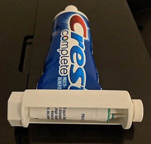 Дозатор для тюбика зубної пасти