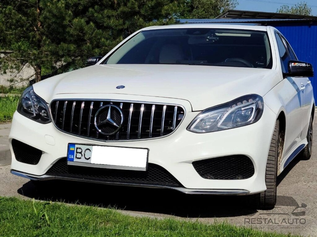 Грати радіатора на Mercedes E-Class W212 з 2013-2016 р. (GT Panamericana, Чорна з вертикальними хром смужками) від компанії Інтернет-магазин тюнінгу «Safety auto group» - фото 1