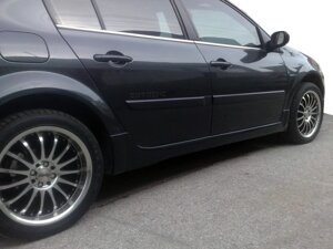 Бокові пороги (під фарбування) для Renault Megane II 2004-2009 рр