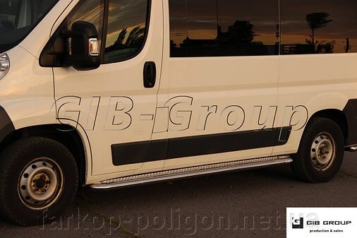 Пороги бічні труби з листом Peugeot Boxer (96-21) D51 коротка база від компанії Інтернет-магазин тюнінгу «Safety auto group» - фото 1