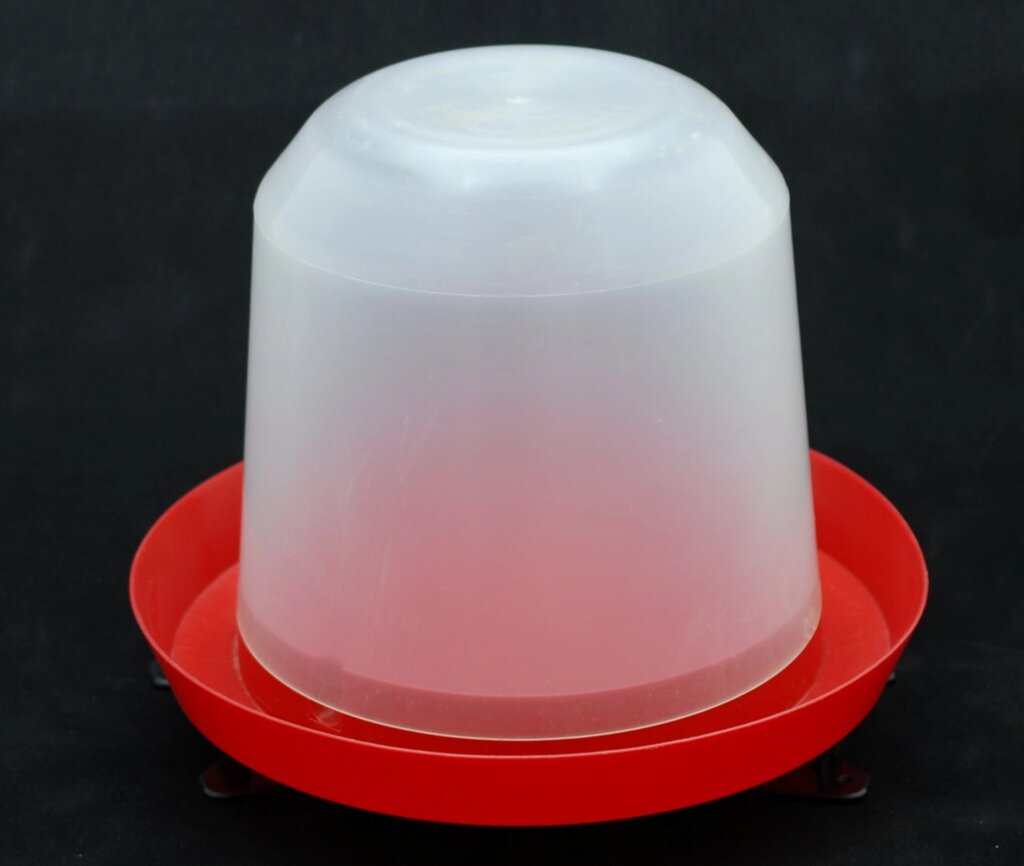 Пластикова кругла поїлка 21 см х 28 см (натуральний + червоний колір) - роздріб