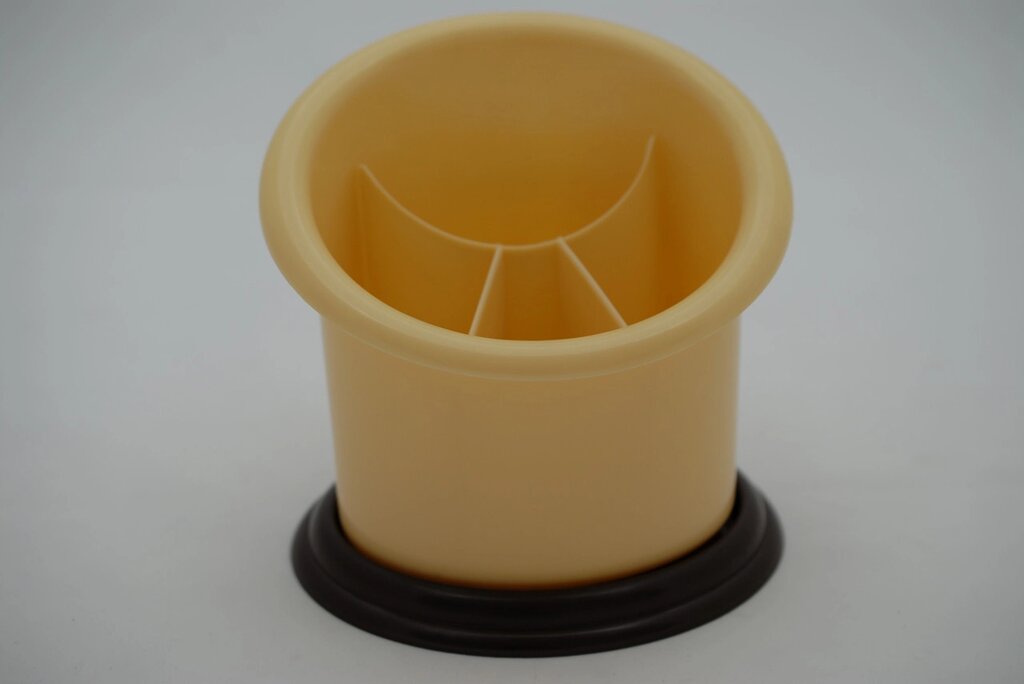 Пластикова підставка-сушарка для столових приборів "Пенек" (бежевий + коричневий колір) від компанії ТОВ "Магія Пласт" - фото 1