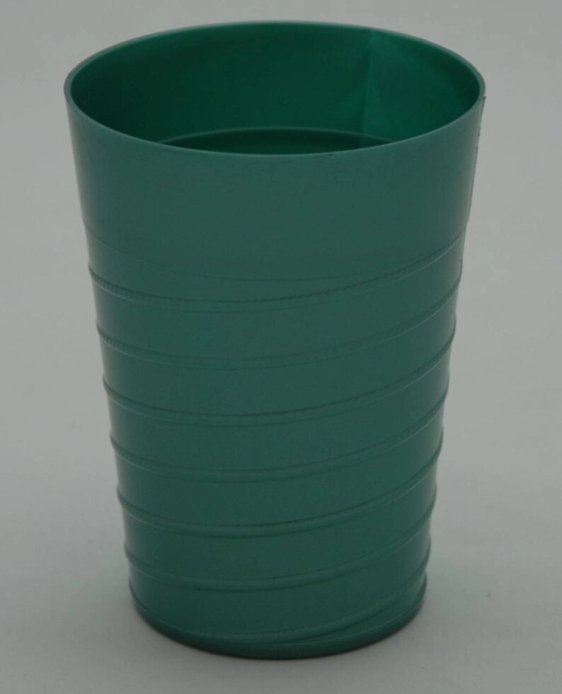 Пластикова склянка 300 мл із вилитим візерунком із зовнішнього боку (зелений колір) від компанії ТОВ "Магія Пласт" - фото 1