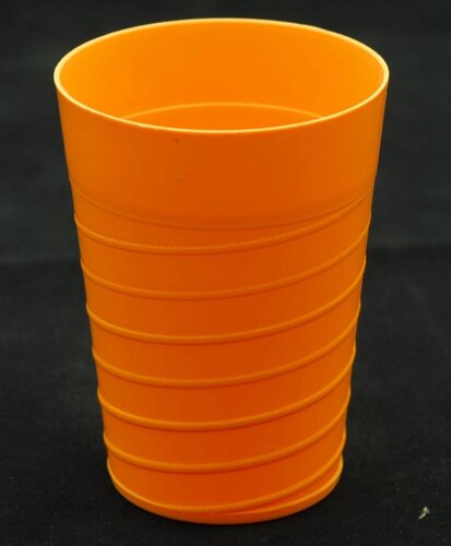 Пластикова склянка 300 мл із вилитим візерунком із зовнішнього боку (жовтогарячий колір)