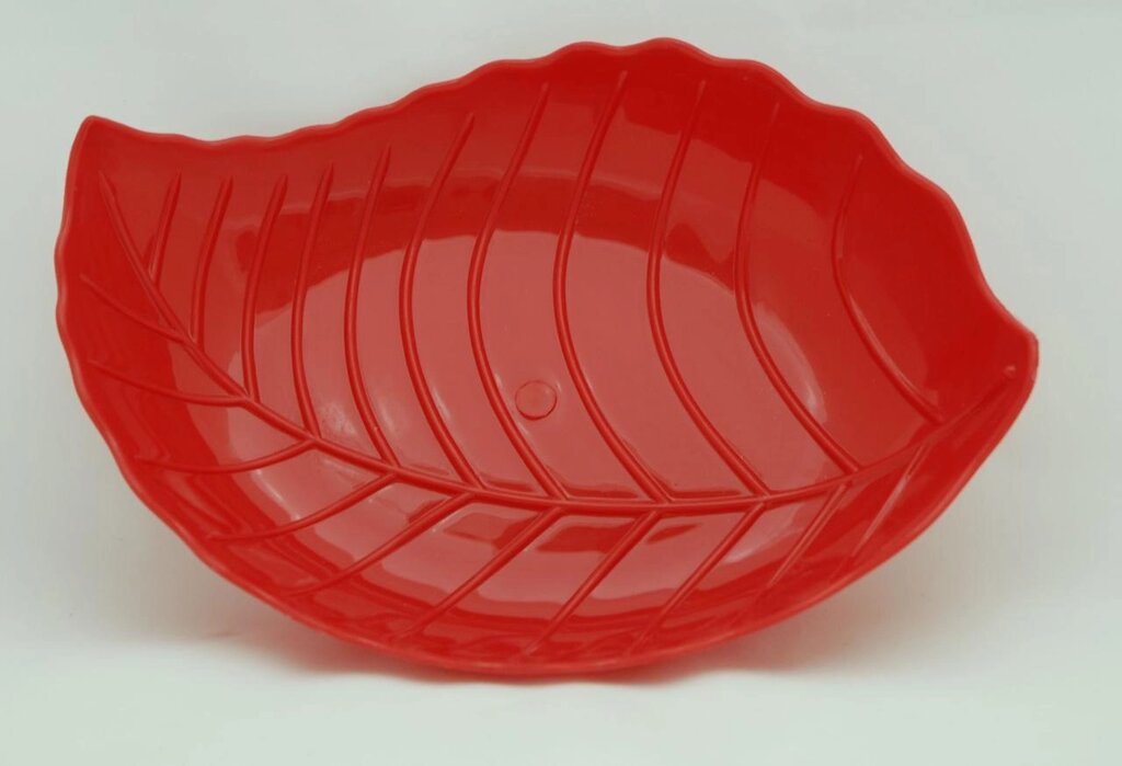 Пластмасова фігурна тарілка "Листочок" 24 см х 17 см (червоний колір) від компанії ТОВ "Магія Пласт" - фото 1