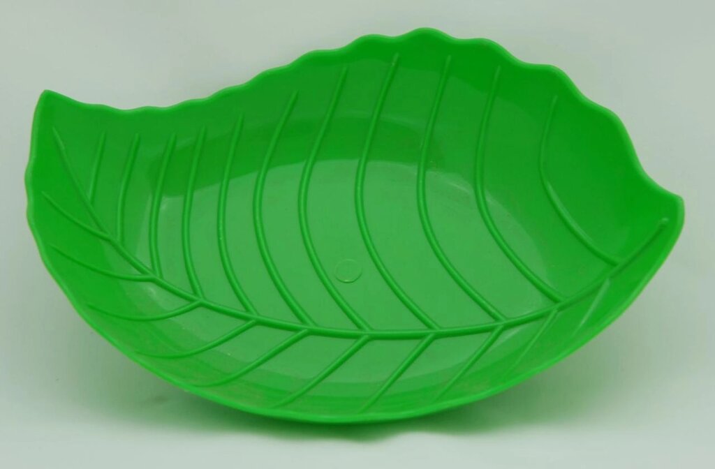 Пластмасова фігурна тарілка "Листочок" 24 см х 17 см (зелений колір) від компанії ТОВ "Магія Пласт" - фото 1