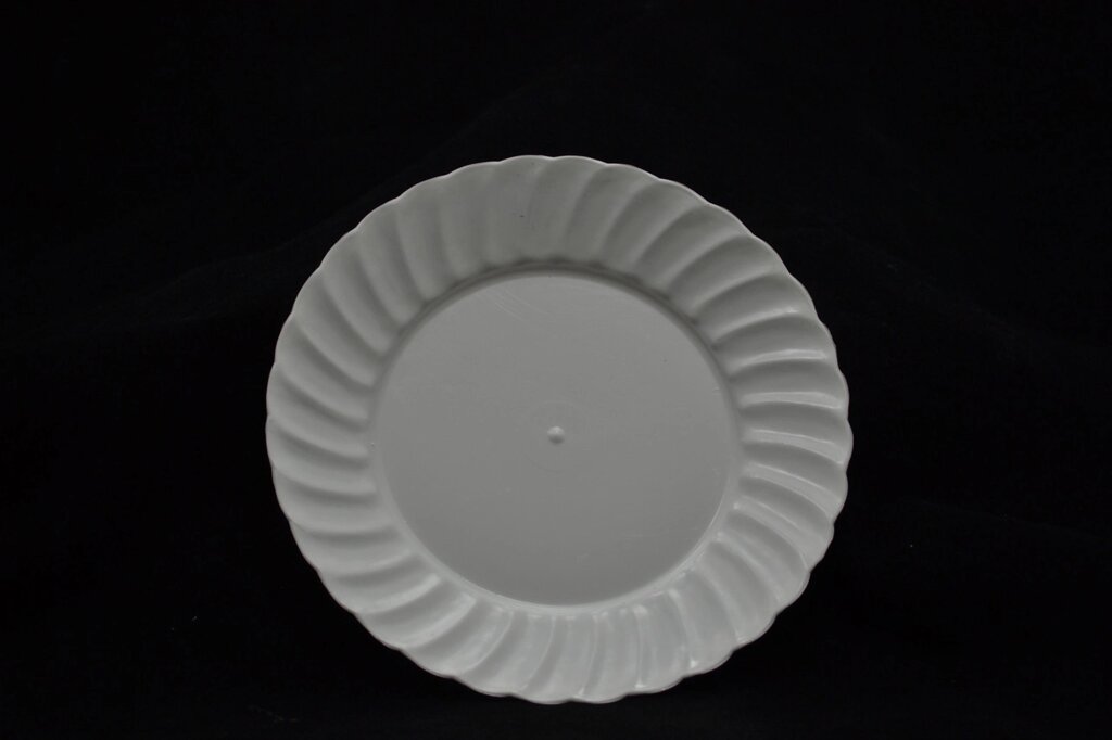 Пластмасова кругла перекусна (салатна) тарілка Ø 17.5 см (білий колір) від компанії ТОВ "Магія Пласт" - фото 1