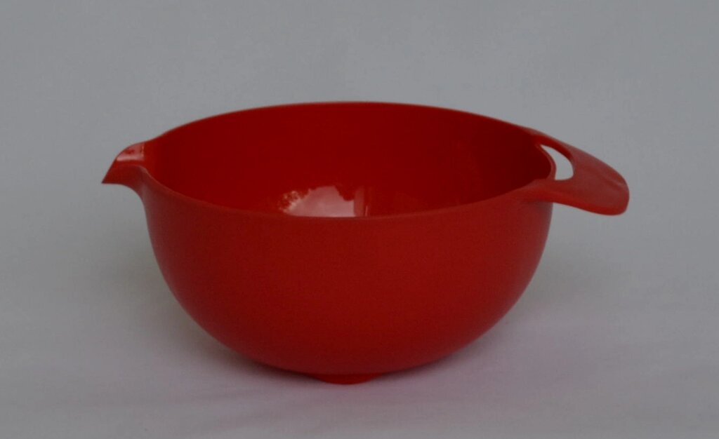 Пластмасова миска для змішування 3.0 л зі зручною ручкою і носиком-сливом (червоний колір) від компанії ТОВ "Магія Пласт" - фото 1