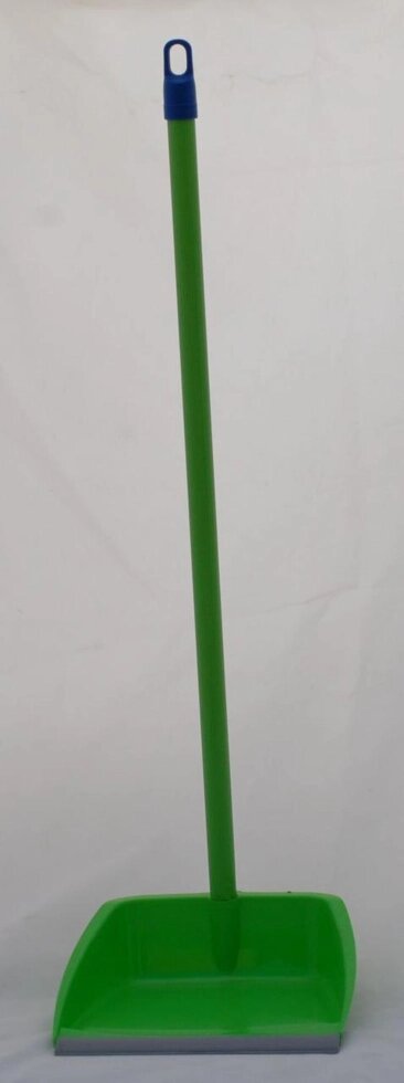 Пластмасовий совок "лінивець" з довгою металевою ручкою (києм) 23 см х 80 см (різні кольори) від компанії ТОВ "Магія Пласт" - фото 1
