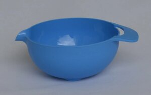 Пластмасова миска для змішування 1.5 л зі зручною ручкою та носиком-сливом (блакитний колір)
